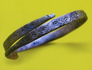 Бронзовый орнаментированный браслет  